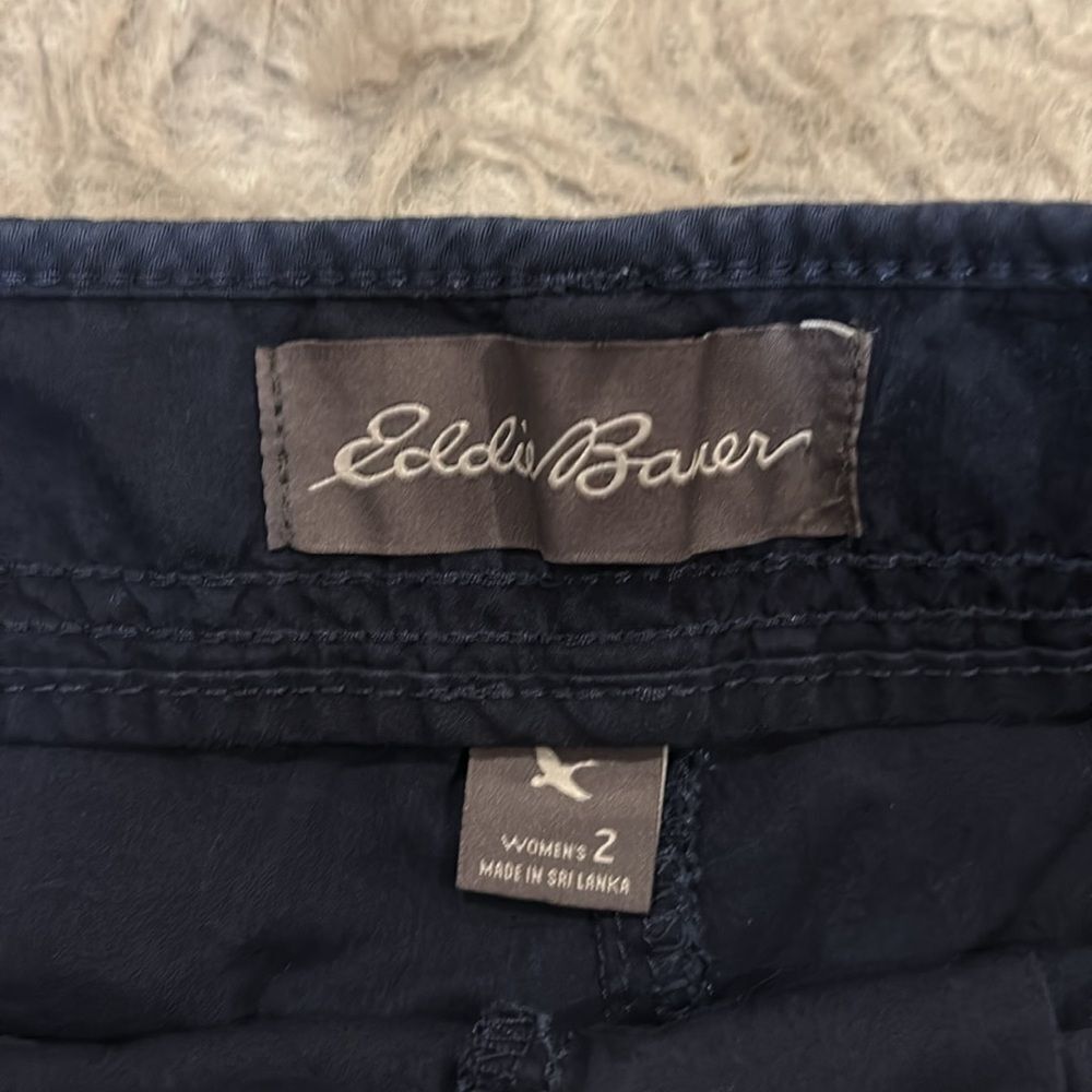 Eddie Bauer women’s navy blue cotton stretch shorts‎ - Picture 2 of 5